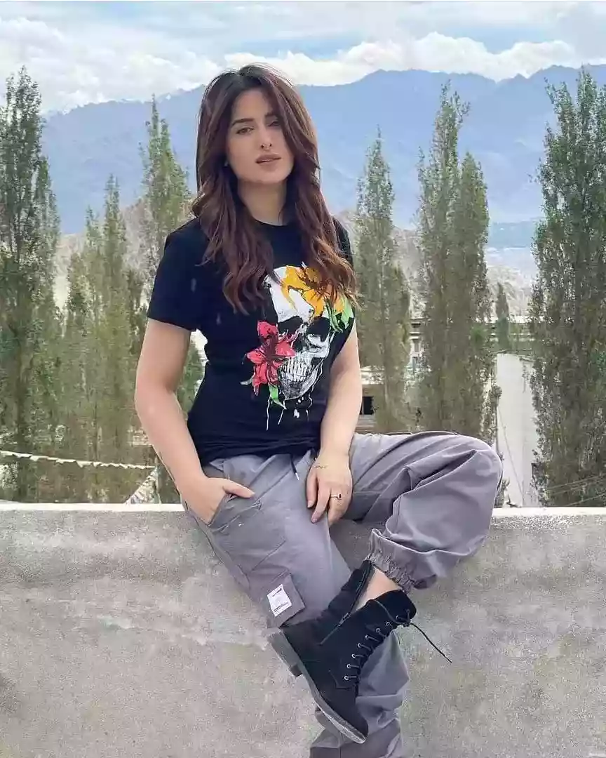 priya rawat call girl ahmedabad escort company provides service cheap